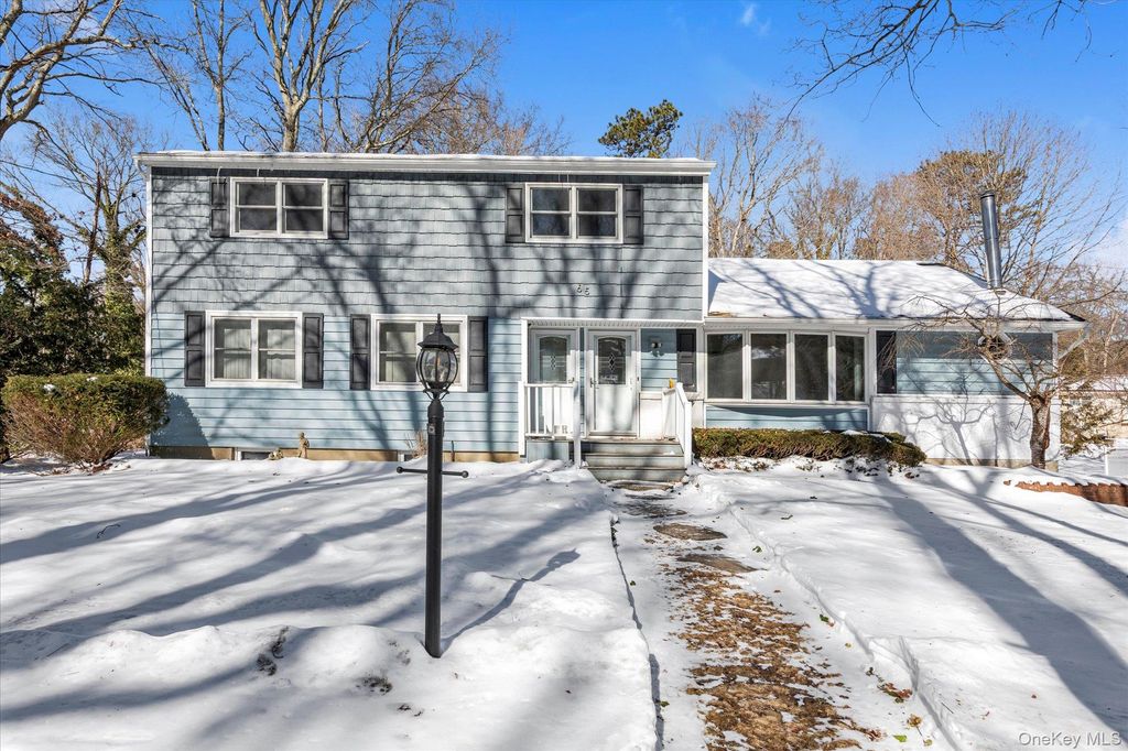 65 Lone Oak Path, Smithtown, NY 11787