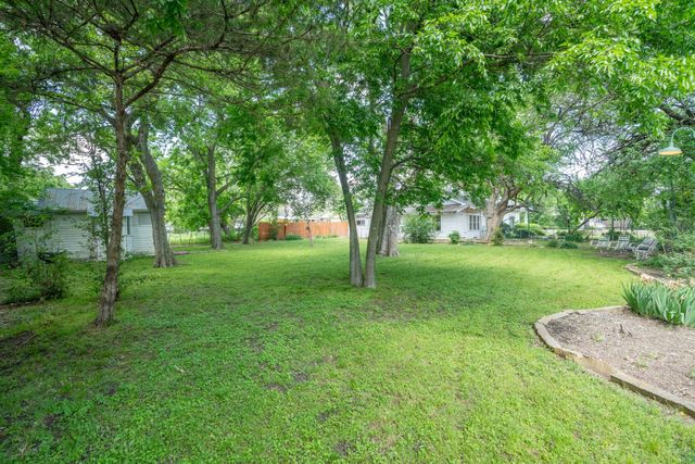 604 S Pearl Street, Trenton, TX 75490