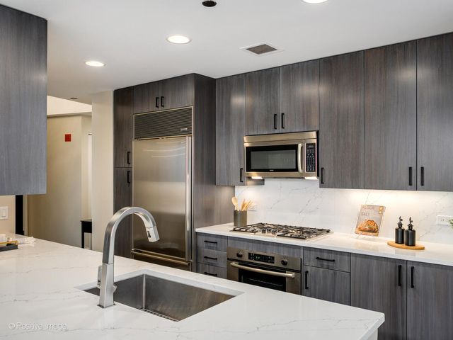 60 E Monroe Street 2001, Chicago, IL 60603