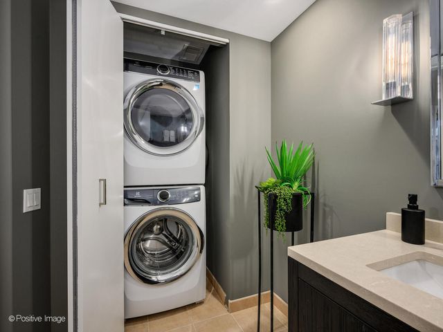 60 E Monroe Street 2001, Chicago, IL 60603