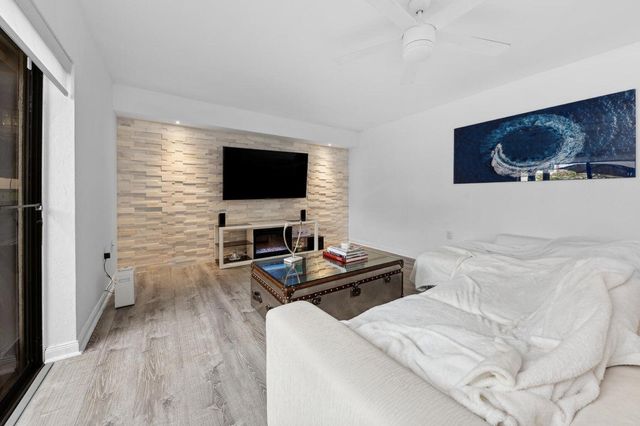 7117 71st Way, West Palm Beach, FL 33407