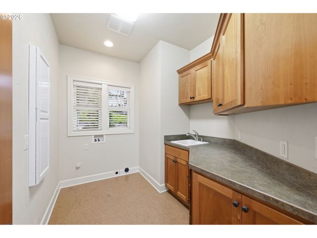 453 DELLWOOD Dr, Eugene, OR 97405