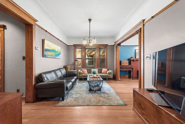 1314 W Carmen Avenue, Chicago, IL 60640
