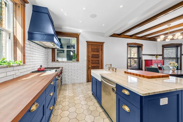 1314 W Carmen Avenue, Chicago, IL 60640