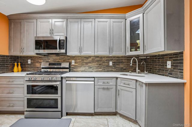18 Pippen Place, New City, NY 10956