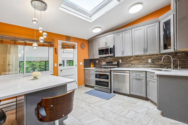 18 Pippen Place, New City, NY 10956