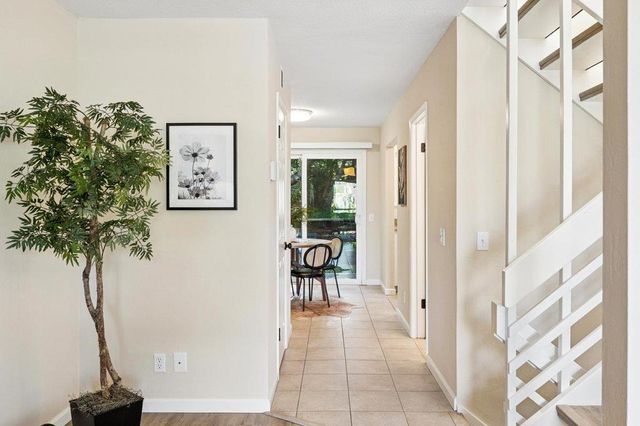 4024 Farm Hill 8, Redwood City, CA 94061