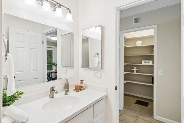 4024 Farm Hill 8, Redwood City, CA 94061