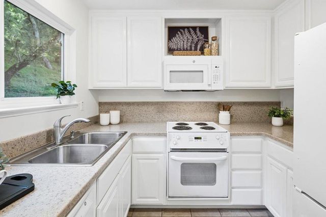 4024 Farm Hill 8, Redwood City, CA 94061