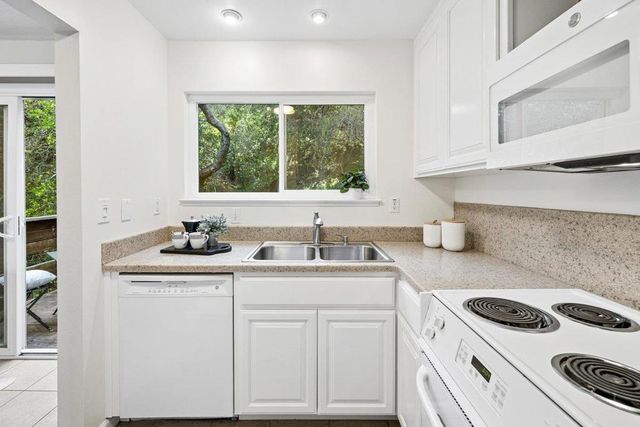 4024 Farm Hill 8, Redwood City, CA 94061