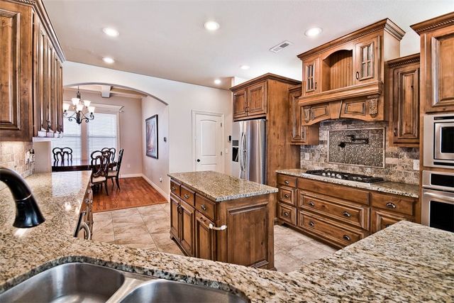 915 S 28th Street, Rogers, AR 72758