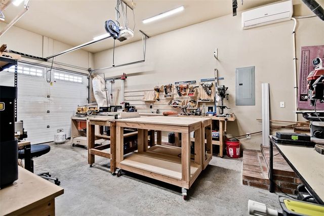 915 S 28th Street, Rogers, AR 72758