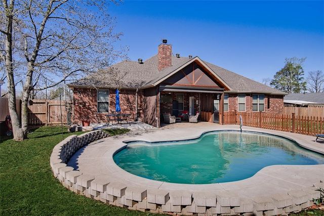 915 S 28th Street, Rogers, AR 72758