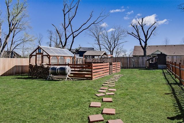 915 S 28th Street, Rogers, AR 72758