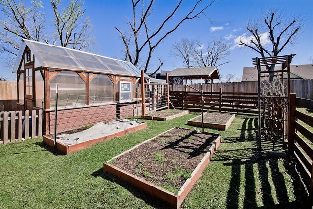 915 S 28th Street, Rogers, AR 72758