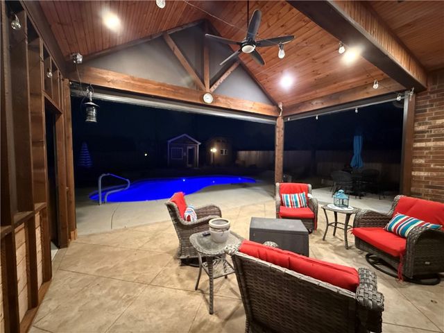 915 S 28th Street, Rogers, AR 72758