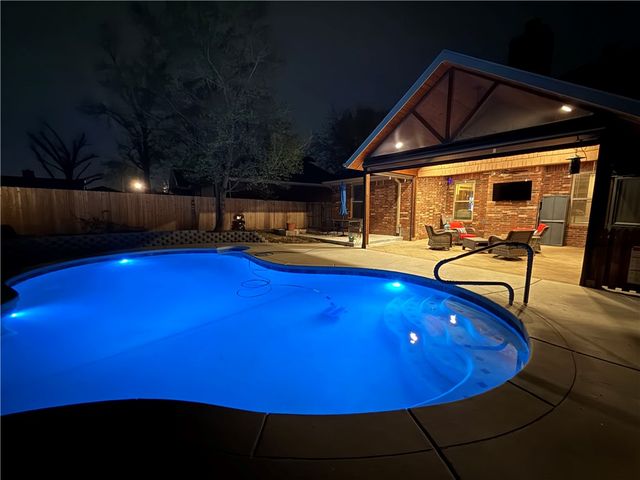 915 S 28th Street, Rogers, AR 72758