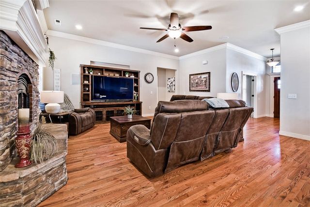 915 S 28th Street, Rogers, AR 72758