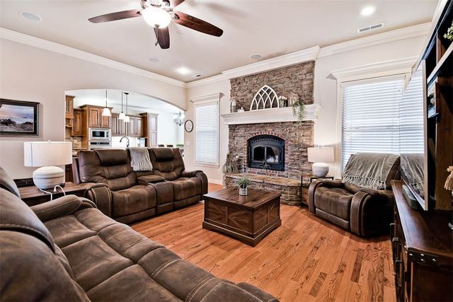 915 S 28th Street, Rogers, AR 72758