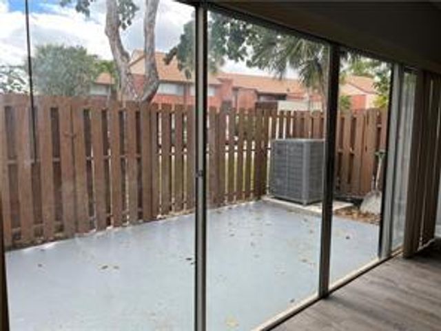 8244 NW 9th Street 5, Plantation, FL 33324