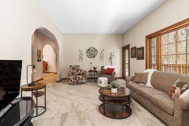 762 Valley Forge DRIVE, Slinger, WI 53086