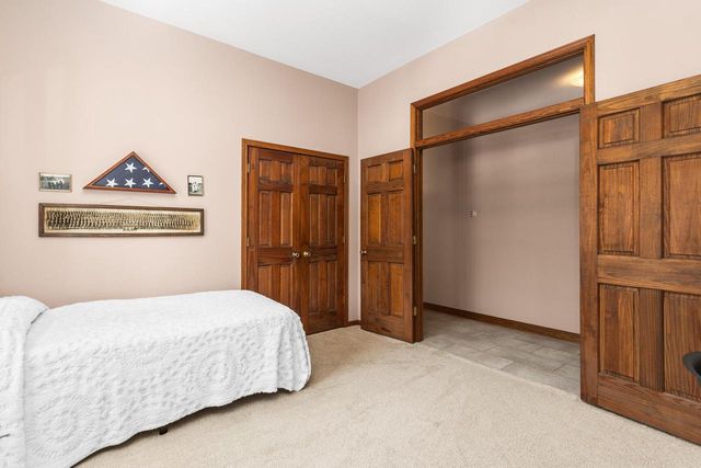 762 Valley Forge DRIVE, Slinger, WI 53086