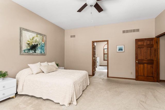 762 Valley Forge DRIVE, Slinger, WI 53086