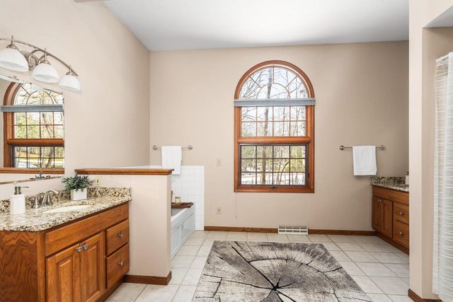 762 Valley Forge DRIVE, Slinger, WI 53086