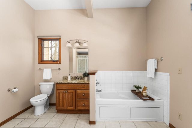 762 Valley Forge DRIVE, Slinger, WI 53086