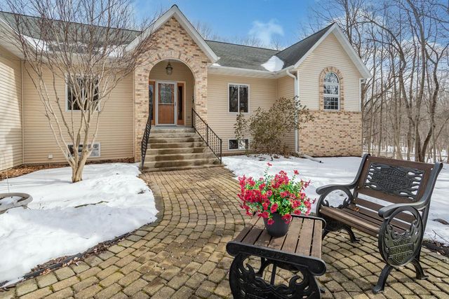 762 Valley Forge DRIVE, Slinger, WI 53086