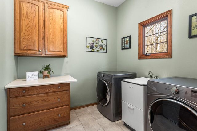 762 Valley Forge DRIVE, Slinger, WI 53086