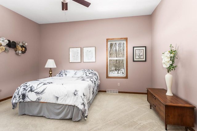 762 Valley Forge DRIVE, Slinger, WI 53086