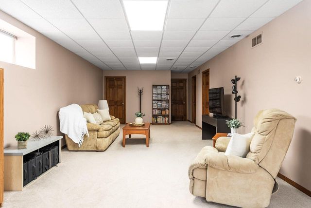 762 Valley Forge DRIVE, Slinger, WI 53086