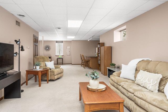 762 Valley Forge DRIVE, Slinger, WI 53086