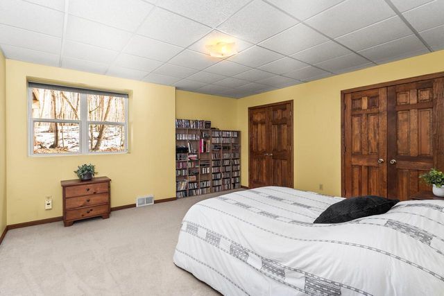 762 Valley Forge DRIVE, Slinger, WI 53086