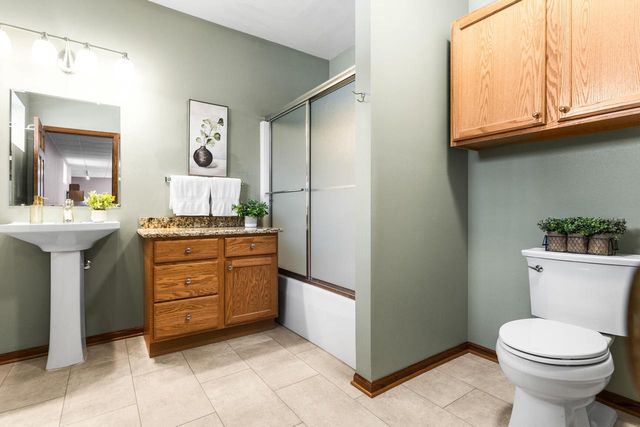 762 Valley Forge DRIVE, Slinger, WI 53086