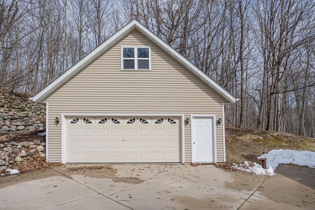 762 Valley Forge DRIVE, Slinger, WI 53086