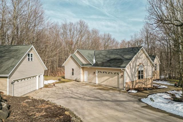 762 Valley Forge DRIVE, Slinger, WI 53086