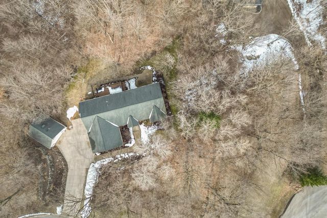 762 Valley Forge DRIVE, Slinger, WI 53086