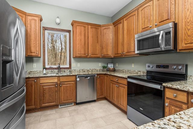 762 Valley Forge DRIVE, Slinger, WI 53086