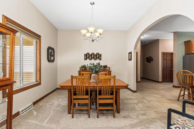 762 Valley Forge DRIVE, Slinger, WI 53086