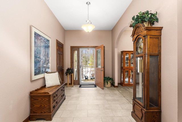 762 Valley Forge DRIVE, Slinger, WI 53086