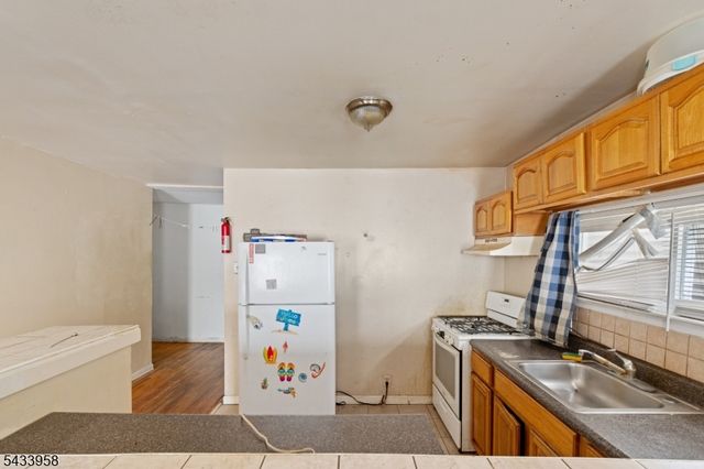 322 E Jersey St, Elizabeth City, NJ 07206