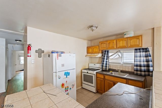 322 E Jersey St, Elizabeth City, NJ 07206