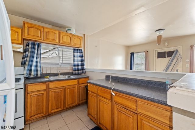 322 E Jersey St, Elizabeth City, NJ 07206