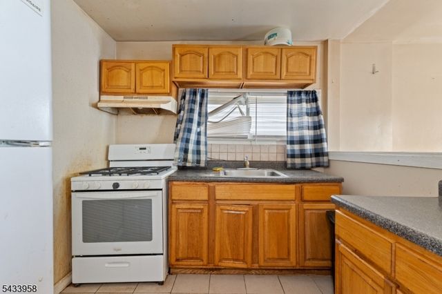 322 E Jersey St, Elizabeth City, NJ 07206