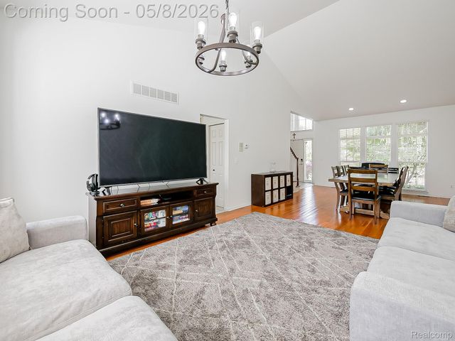 5221 Sandlewood Drive, Commerce Charter Township, MI 48382