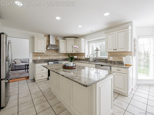 5221 Sandlewood Drive, Commerce Charter Township, MI 48382