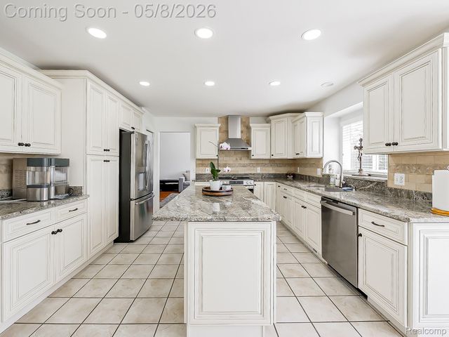5221 Sandlewood Drive, Commerce Charter Township, MI 48382