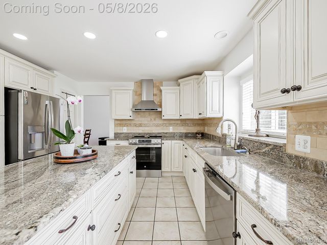 5221 Sandlewood Drive, Commerce Charter Township, MI 48382